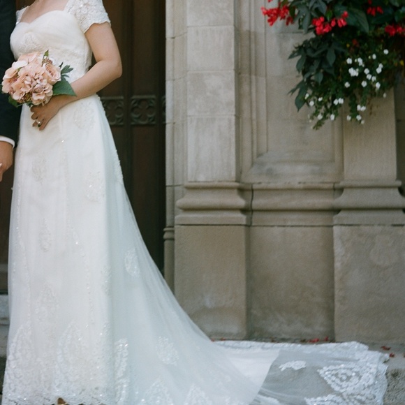 EUC Wedding Dress XS - Picture 5 of 7